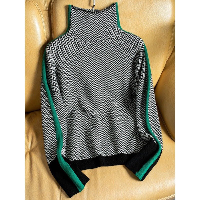 Rollkragenpullover in Schwarze/Graue/Grune Farbe liegt am Sofa