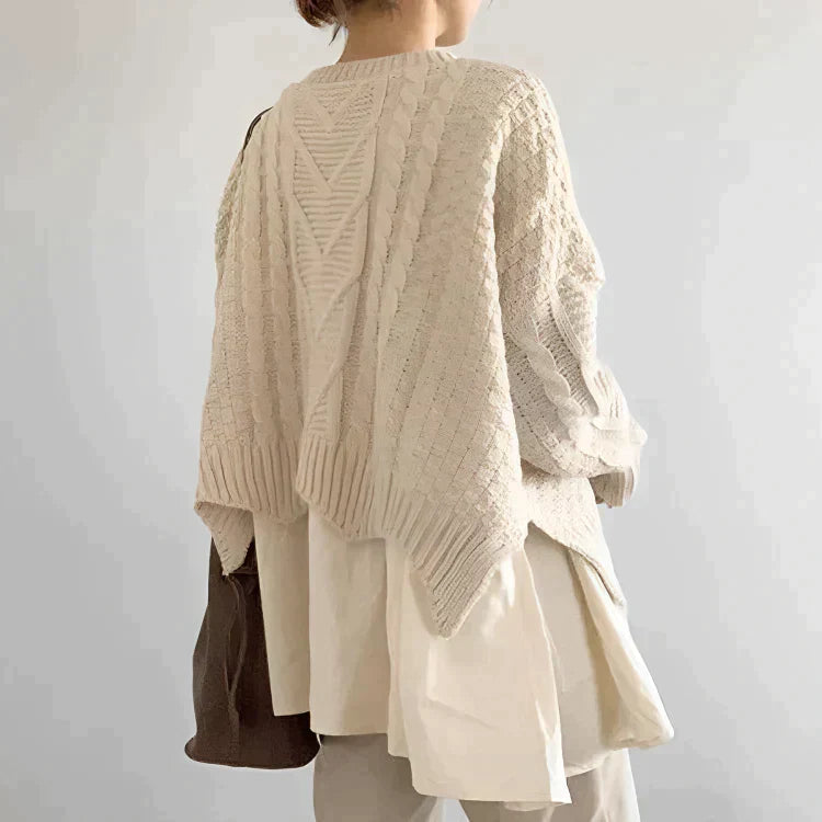 Ruckseite von eine Frau, die in einem beige gestricktem rollkragenpullover posiert