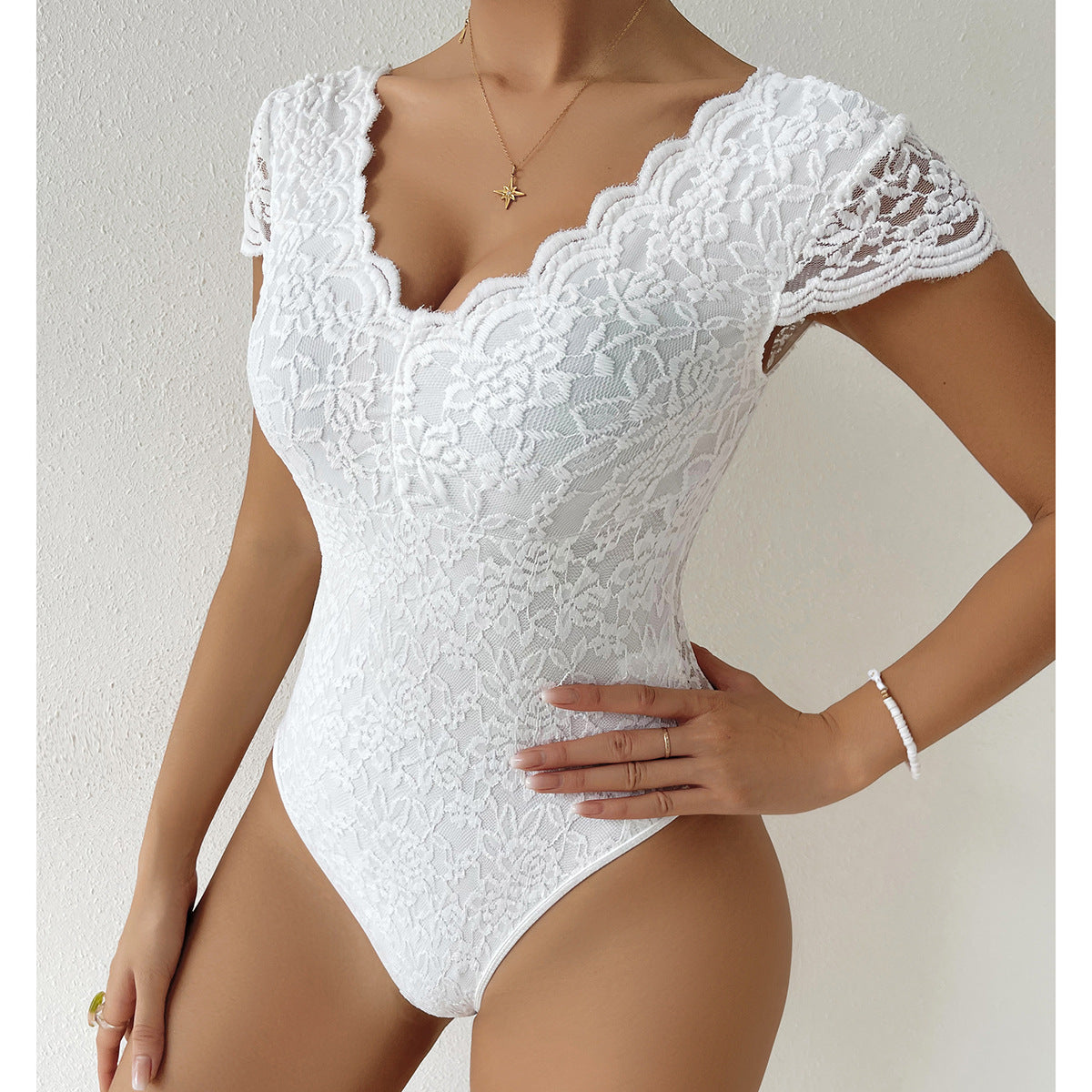 Waltraude™ - Figurbetonte Kurzarm-Bodysuits mit V-Ausschnitt und SpitzeFigurbetonte Kurzarm-Bodysuits mit V-Ausschnitt und Spitze