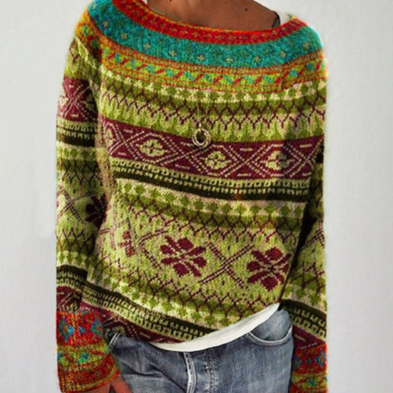 Eine Frau, die in einem Strickpullover mit verschiedenen Muster posiert